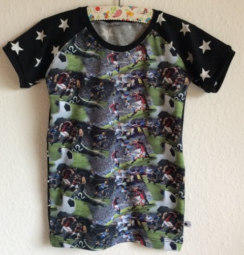t-shirt med fodbold
