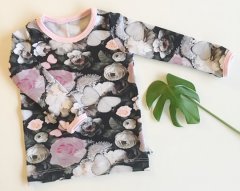 bluse med blomster og sommerfugle