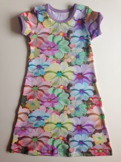 kjole med blomster i sarte farver