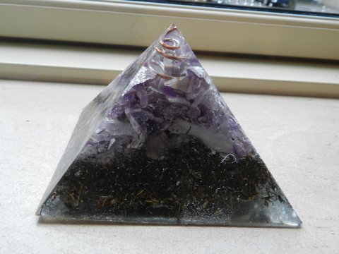Giza pyramid (with amethyst, copper spiral & double quartz point)